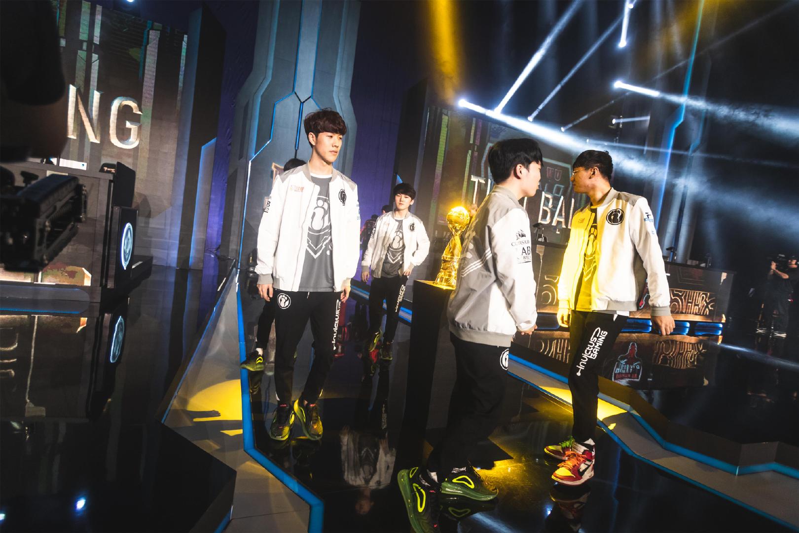 LPL主持余霜晒欧洲杯节目返图：感受到成长真的会很开心