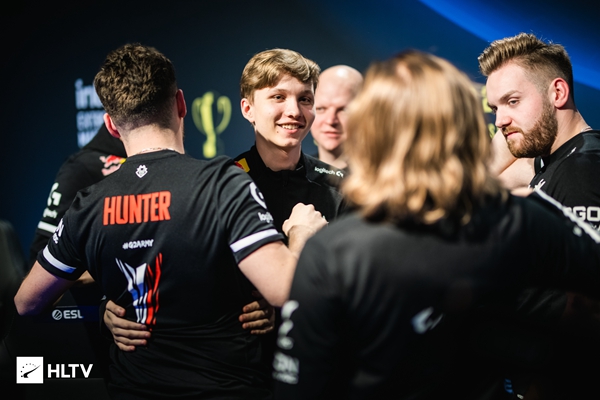 Wei莉莉娅怒抢大龙 knight斯莫德单杀Xiaohu BLG先下一城